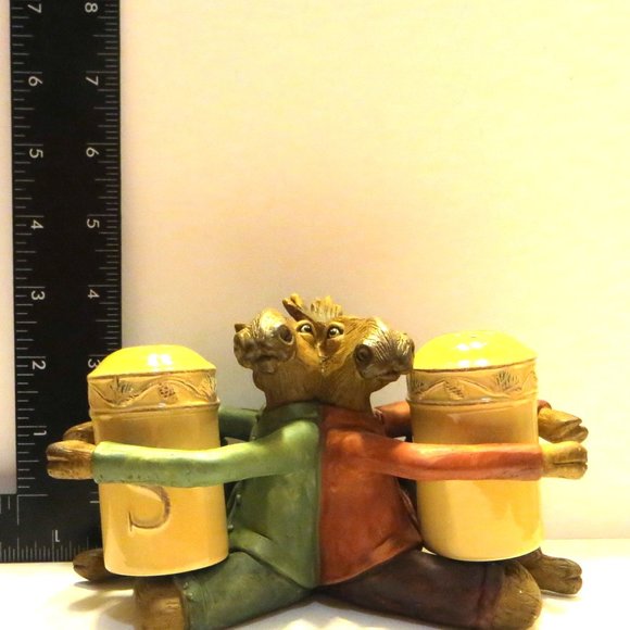 Pair of Moose Each Holding Salt Shaker Dining Decor Home Lodge - Picture 8 of 8
